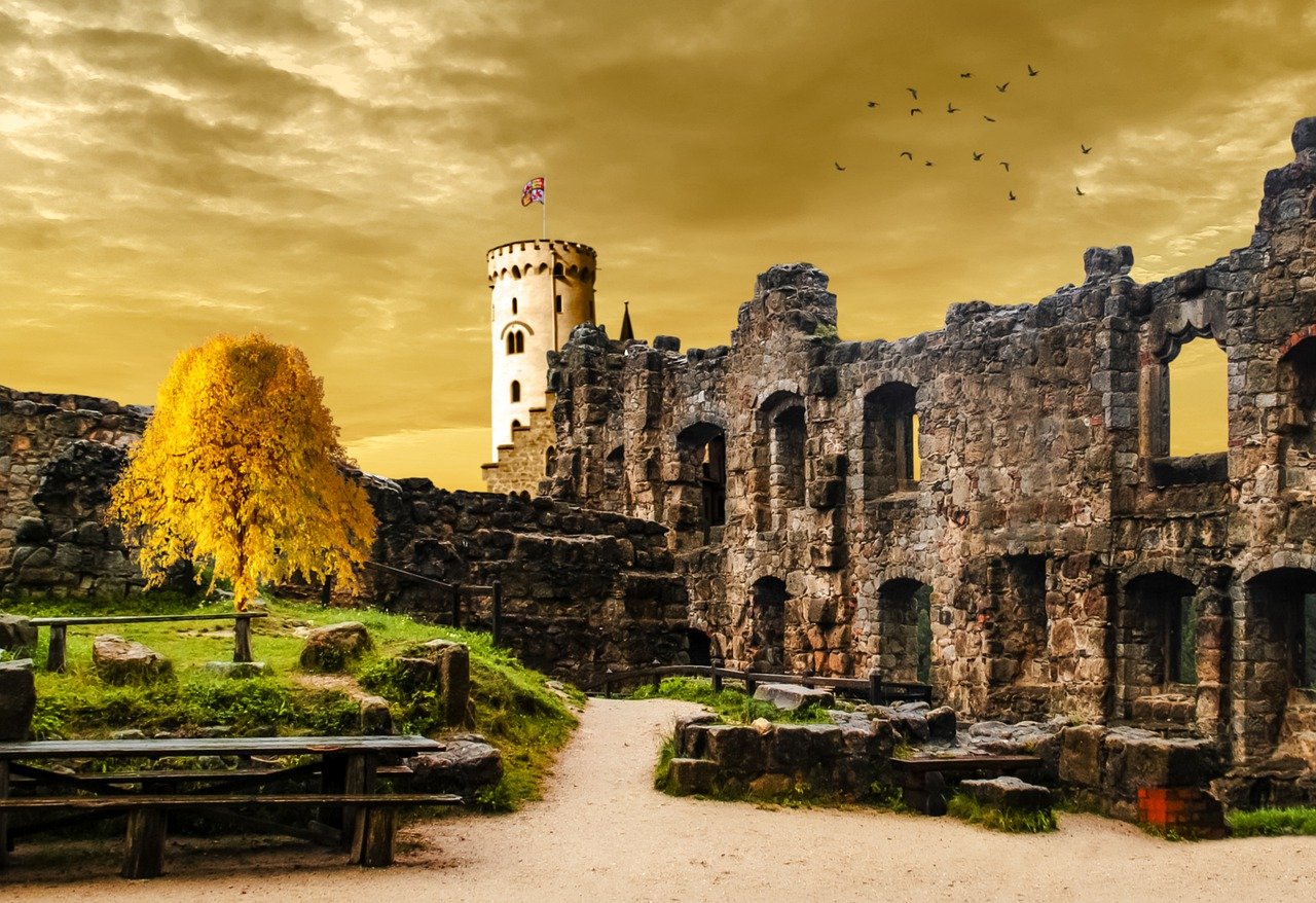 castle, courtyard, ruins-7681091.jpg